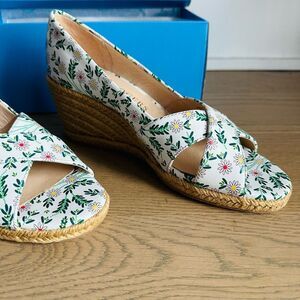 Jack Rogers Palmer Criss Cross Espadrille Wedges – Size 6.5 – White Daisy – $148